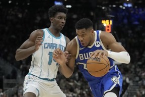  窗口期NBA季后赛焦点战，密尔沃基雄鹿远射贴柱，压力陡增，训练强度明显提升-澳门娱乐网站